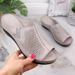 Skórzane klapki damskie na koturnie z gumką T.Sokolski L25-157. Klapki damskie T.Sokolski, bez wzorów, ze skóry, bez obcasa, na koturnie. Za 189.99 zł.