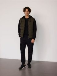 Spodnie cargo jogger - czarny. Czarne spodnie materiałowe męskie Reserved, bez wzorów, z bawełny. Za 149.99 zł.