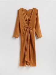 Sukienka z drapowaniem - brązowy. Brązowe sukienki damskie Reserved, l, bez wzorów, z tkaniny, bez kołnierzyka, bez ramiączek. Za 199.99 zł.