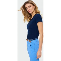 Bawełniany top z dekoltem w serek. Topy damskie Greenpoint, bez wzorów, z bawełny, bez kołnierzyka. Za 29.99 zł.