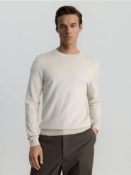 Wiskozowy sweter - złamana biel. Swetry męskie Reserved, l, bez wzorów, z dzianiny, bez kołnierzyka. W wyprzedaży za 45.99 zł.