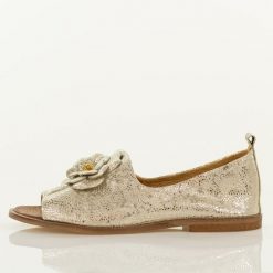 Złote n11 skórzane Polskie sandały damskie z zakrytą piętą Deoni D487A. Żółte sandały damskie Deoni, z aplikacjami, z jeansu, bez obcasa, na płaskiej podeszwie. Za 449.00 zł.