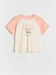 Bawełniany t-shirt z nadrukiem - brzoskwiniowy. Pomarańczowe koszulki dziewczęce Reserved, bez wzorów, z bawełny, bez ramiączek. W wyprzedaży za 12.99 zł.