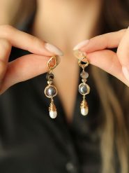 Pierres delicates Pozłacane kolczyki-wkrętki z perłami i masą perłową rozmiar: onesize. Białe kolczyki damskie Pierres delicates, z perłą, pozłacane. Za 100.28 zł.