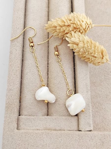 Luja Bijoux Pozłacane kolczyki z masą perłową rozmiar: onesize. Białe kolczyki damskie Luja Bijoux, z perłą, pozłacane, z zapięciem typu bigiel. Za 74.28 zł.