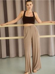 Spodnie wide leg z modalem - brązowy. Brązowe spodnie materiałowe damskie Reserved, bez wzorów, z tkaniny. Za 139.99 zł.