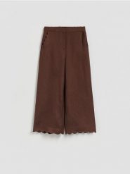 Spodnie z lnem - brązowy. Brązowe spodnie materiałowe damskie Reserved, bez wzorów, z wiskozy. Za 139.99 zł.
