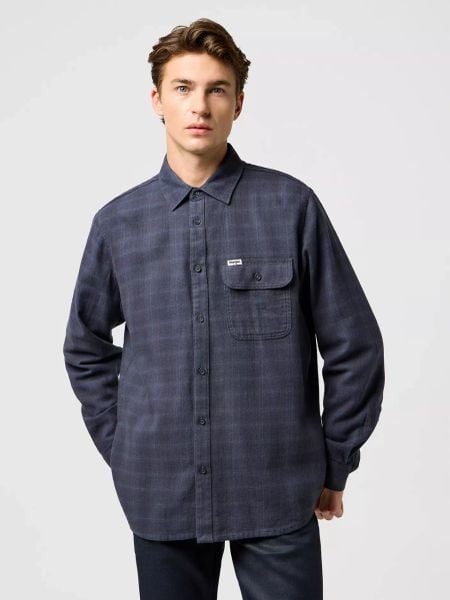 MĘSKA KOSZULA WRANGLER 1 PKT FLANNEL SHIRT MIDNIGHT GREY 112371523. Szare koszule męskie Wrangler, l, bez wzorów, bez kołnierzyka, bez ramiączek. Za 189.99 zł.
