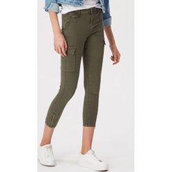 Spodnie z kieszeniami cargo - Khaki. Brązowe spodnie materiałowe damskie Sinsay, bez wzorów. Za 69.99 zł.