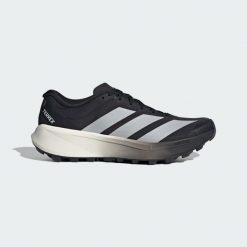 Buty do biegania w terenie Terrex Agravic 4. Białe obuwie do biegania damskie Adidas. Za 599.00 zł.