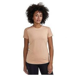 Damska koszulka o wąskim kroju Craft ADV Essence. Czerwone bluzki sportowe damskie Craft, bez kołnierzyka, bez ramiączek. Za 162.50 zł.