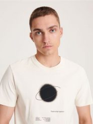T-shirt regular z nadrukiem - złamana biel. T-shirty męskie Reserved, l, bez wzorów, z bawełny, bez kołnierzyka. W wyprzedaży za 29.99 zł.