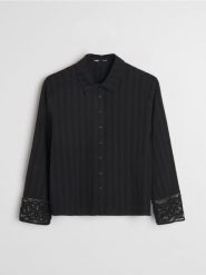 Bawełniana teksturowana koszula z koronkowym mankietem - czarny. Czarne koszule damskie Sinsay, l, bez wzorów, z bawełny, bez kołnierzyka, bez ramiączek. Za 49.99 zł.