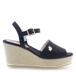 Sandały U.S. Polo Assn. Czarne sandały damskie U.S. Polo Assn., bez wzorów, bez obcasa, na koturnie. Za 279.99 zł.