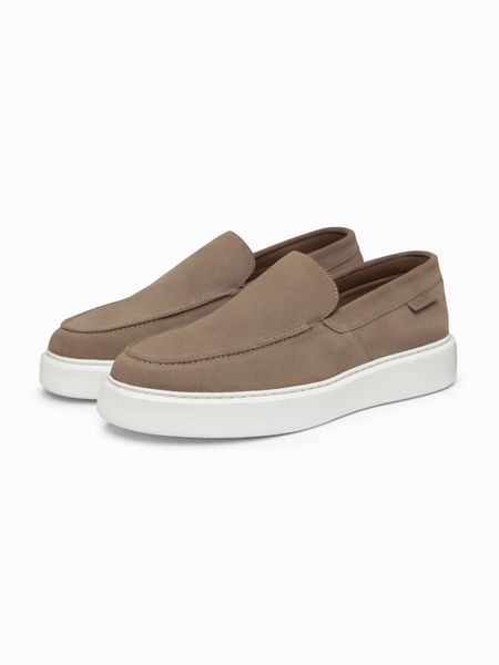 Zamszowe półbuty męskie slip on na grubej podeszwie – ciemnobeżowe V1 - Rozmiar: 44. Brązowe półbuty męskie Ombre Clothing, na lato, z gumy, bez zapięcia. W wyprzedaży za 209.99 zł.
