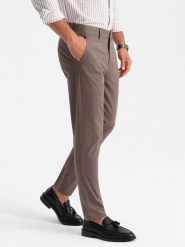 Jednolite spodnie męskie chino SLIM FIT – brązowe V1 - Rozmiar: XXL. Brązowe spodnie materiałowe męskie Ombre Clothing, z aplikacjami, z bawełny, biznesowe. W wyprzedaży za 119.99 zł.