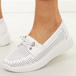 Białe ażurowe skórzane półbuty damskie T.Sokolski 638. Białe półbuty damskie Sokolski, w ażurowe wzory, z jeansu, casualowe, z okrągłym noskiem, bez obcasa, na płaskiej podeszwie. Za 219.00 zł.