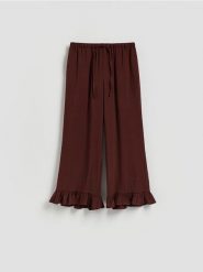 Luźne spodnie z falbankami - bordowy. Czerwone spodnie materiałowe damskie Reserved, bez wzorów, z tkaniny. Za 99.99 zł.