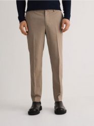 Spodnie chino slim z kantem - beżowy. Brązowe spodnie materiałowe męskie Reserved, bez wzorów, z tkaniny. W wyprzedaży za 59.99 zł.