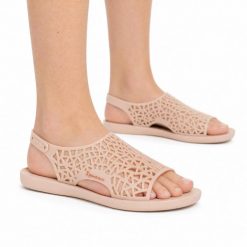 Sandały damskie Ipanema 26679 SHAPE. Czerwone sandały damskie Ipanema, w ażurowe wzory, z materiału, bez obcasa. Za 79.00 zł.