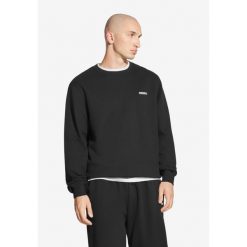 Bluza sportowa męska Prosto Subtle Logo bez kaptura. Czarne bluzy bez kaptura męskie Prosto., bez wzorów, sportowe, bez kołnierzyka, bez ramiączek. W wyprzedaży za 153.99 zł.