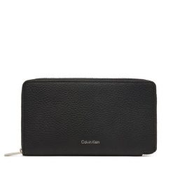 Portfel Calvin Klein. Czarne portfele męskie CALVIN KLEIN, bez wzorów. Za 369.99 zł.