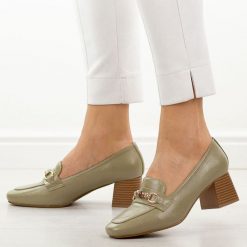 Oliwkowe półbuty damskie na słupku M.Daszyński 25141-1. Zielone półbuty damskie M.Daszyński, bez wzorów, ze skóry, casualowe, bez obcasa, na słupku. Za 179.00 zł.