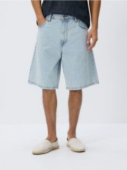 Denimowe szorty baggy - niebieski. Niebieskie szorty męskie Reserved, z denimu, bez kołnierzyka. W wyprzedaży za 109.99 zł.