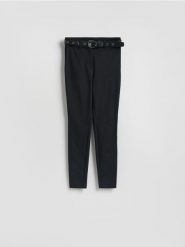 Spodnie z paskiem - czarny. Czarne spodnie materiałowe damskie Reserved, bez wzorów, z tkaniny. Za 119.99 zł.