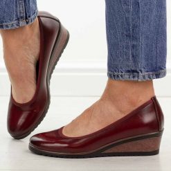 Czerwone czółenka damskie na koturnie Vinceza 58628. Czerwone czółenka damskie VINCEZA, bez wzorów, z jeansu, z okrągłym noskiem, bez obcasa, na koturnie. Za 169.00 zł.