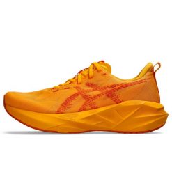 Buty Do Biegania Asics Novablast 5 Dorosłych. Brązowe obuwie do biegania damskie Asics. Za 635.85 zł.