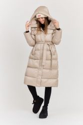 HETREGO Beżowy damski puchowy płaszcz Karen Woman Quilted Coat. Brązowe płaszcze damskie HETREGO, uniwersalny, bez wzorów, z poliamidu, eleganckie. W wyprzedaży za 1,149.99 zł.