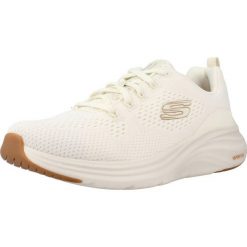 Buty do chodzenia damskie Skechers 150024WBC. Białe buty sportowe na co dzień damskie Skechers, bez wzorów, z materiału, trekkingowe. Za 281.99 zł.