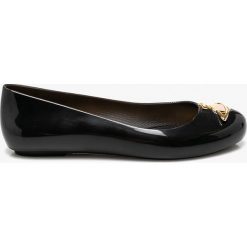 Melissa - Baleriny Vivienne Westwood Anglomania. Czarne baleriny damskie Melissa, bez wzorów, z gumy, bez obcasa. W wyprzedaży za 319.90 zł.
