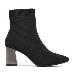 Botki JENNY. Czarne botki damskie Jenny, bez obcasa, na słupku, bez zapięcia. Za 159.99 zł.