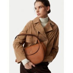 Torebka Guess. Brązowe torebki klasyczne damskie Guess, z aplikacjami, bez dodatków. Za 634.99 zł.