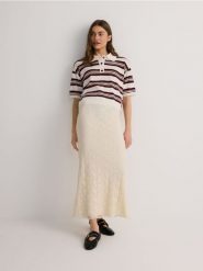 Sweter polo w paski - kremowy. Białe swetry klasyczne damskie Reserved, l, z dzianiny, bez kołnierzyka. W wyprzedaży za 49.99 zł.
