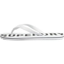 Japonki plażowe męskie Superdry Code Essential Flip Flop. Białe klapki i japonki męskie Superdry. W wyprzedaży za 67.00 zł.