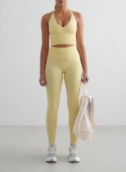 Damskie legginsy invisible scrunch, squat proof Shape Seamless żółte. Żółte legginsy damskie Aim'n, s, bez wzorów, z dzianiny. Za 296.00 zł.