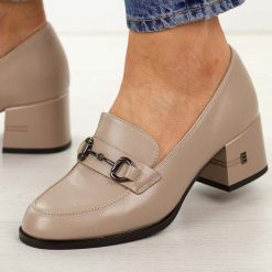 Beżowe skórzane mokasyny damskie na obcasie Vinceza 18116. Brązowe mokasyny damskie VINCEZA, ze skóry. W wyprzedaży za 201.52 zł.