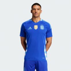Koszulka Argentina 24 Away. Niebieskie t-shirty sportowe męskie Adidas, l, z materiału, bez ramiączek, do piłki nożnej. Za 449.00 zł.