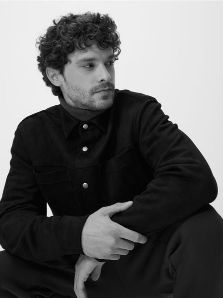 Koszula comfort z imitacji zamszu - czarny. Czarne koszule męskie Reserved, l, bez wzorów, bez kołnierzyka, bez ramiączek. W wyprzedaży za 99.99 zł.