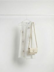 Sukienka z aplikacją - złamana biel. Sukienki dziewczęce Reserved, z aplikacjami, z tkaniny, bez ramiączek. Za 119.99 zł.