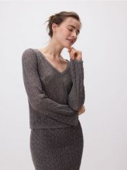 Ażurowy sweter - brązowy. Brązowe swetry klasyczne damskie Reserved, l, z dzianiny, bez kołnierzyka. W wyprzedaży za 39.99 zł.
