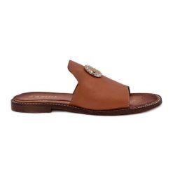 Eleganckie Skórzane Klapki Damskie Z Ozdobą Zazoo 3008 Camel brązowe. Brązowe klapki damskie z aplikacjami, ze skóry, bez obcasa, na płaskiej podeszwie. Za 424.02 zł.