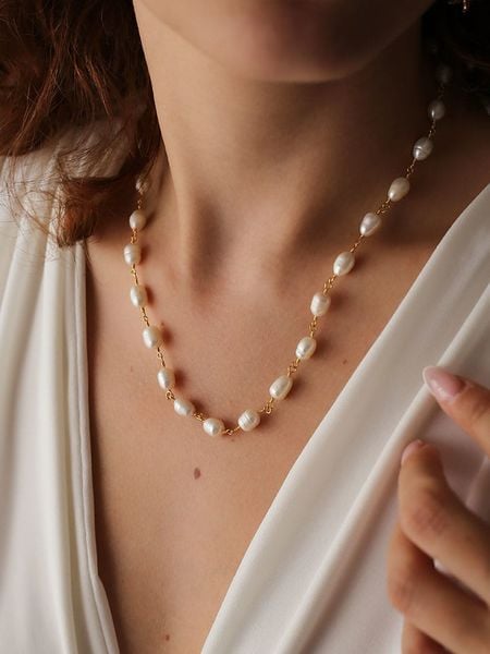 Pierres delicates Pozłacany naszyjnik z perłami - dł. 43 cm rozmiar: onesize. Białe naszyjniki damskie Pierres delicates, pozłacane. Za 91.95 zł.