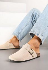 Beżowe Klapki Chodaki z Ozdobną Klamrą Alissaria. Brązowe klapki damskie Renee, bez wzorów, bez obcasa, na płaskiej podeszwie. Za 59.99 zł.