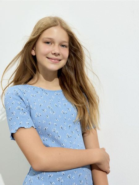 Sukienka w kwiaty - jasnoniebieski. Niebieskie sukienki dziewczęce Reserved, bez wzorów, z bawełny, bez ramiączek. W wyprzedaży za 27.99 zł.