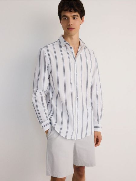 Koszula regular fit w paski - jasnoniebieski. Niebieskie koszule męskie Reserved, l, bez wzorów, z bawełny, bez kołnierzyka, bez ramiączek. W wyprzedaży za 79.99 zł.