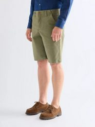 MESKIE SZORTY WRANGLER CHINO SHORTS DUSTY OLIVE 112377831. Zielone szorty męskie Wrangler, z materiału, bez kołnierzyka. Za 159.99 zł.